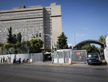Συγκέντρωση διαμαρτυρίας από εκπαιδευτικούς έξω από το υπουργείο Προστασίας του Πολίτη